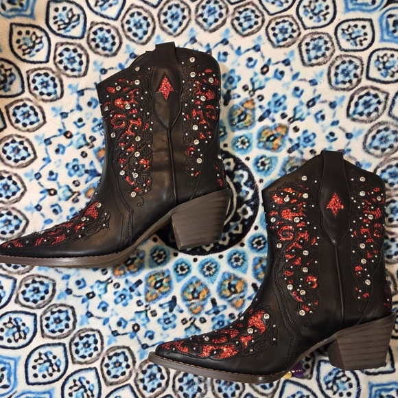 Tscoyuki Shoes - Black and Redd Cowgirl Ankle Boots